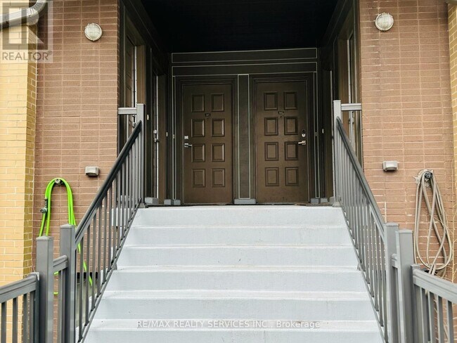 Photo - 639 Lawrence Ave W
