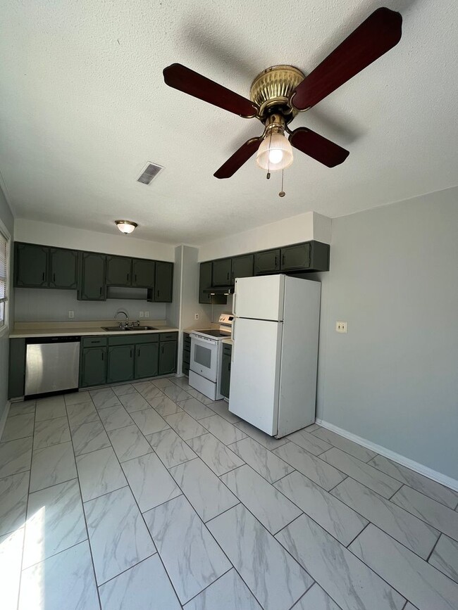 Photo - 4 Bedroom Home Located in Pineville Hills Community