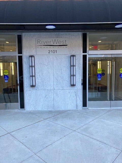 Building Photo - 2101 Chestnut Unit 1119