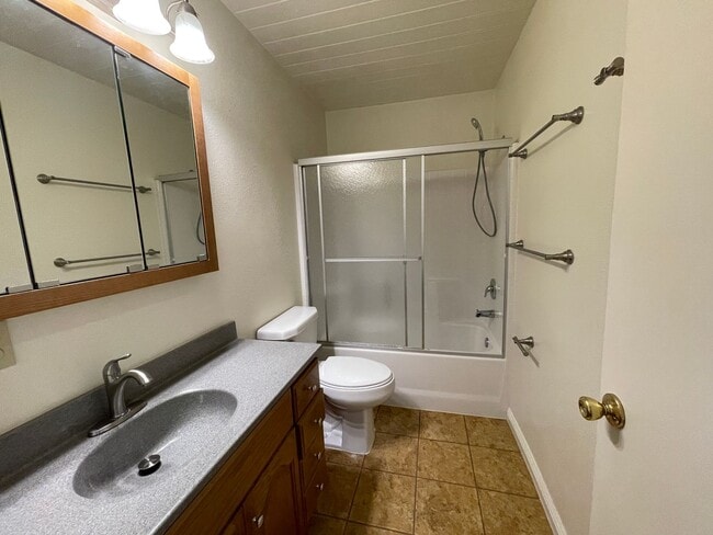 Photo - Beautiful and Spacious Pet-Friendly Home with 4 bedrooms, 2 bathrooms