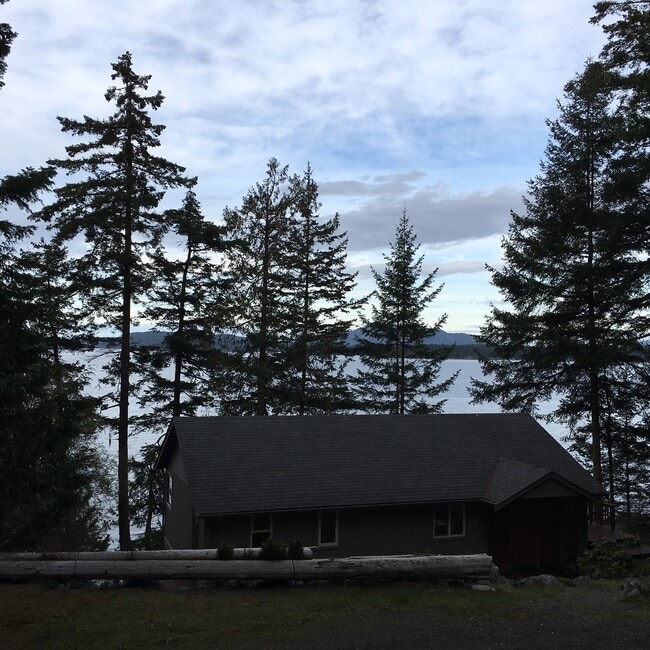 Photo - Medium-Low Bank Waterfront Home On Acreage