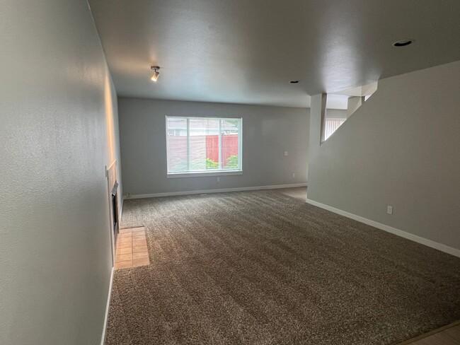 Photo - Spacious 4-Bedroom Townhome in Edmonds | Mukilteo School District | Available NOW