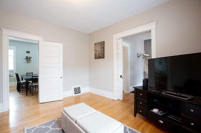 Photo - 733 E 27th St