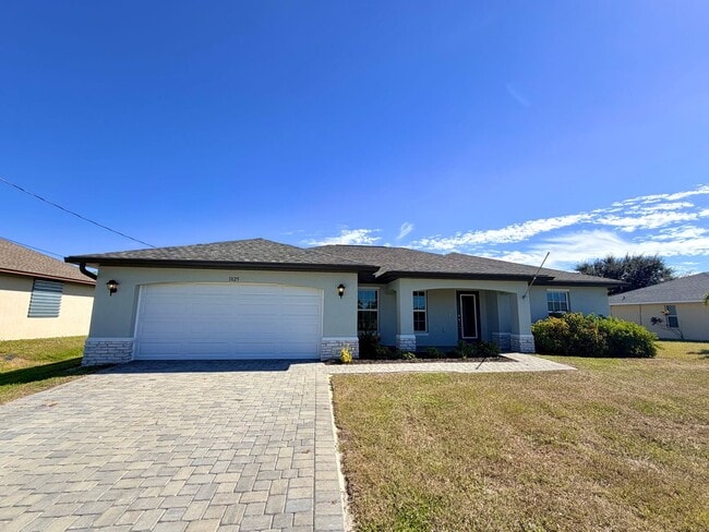 Building Photo - 4 Bed, 2 Bath Available Now in NW Cape Coral