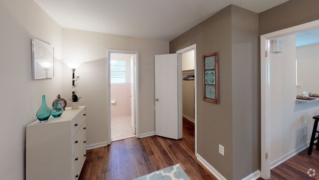 Bedroom/Bath/Closet - Oakview Apartments