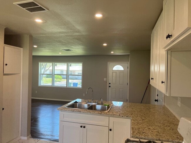 Photo - 727 E 33rd St N