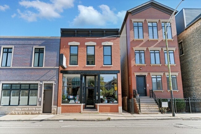 Building Photo - 2239 N Clybourn Ave