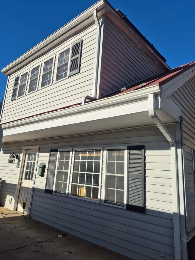 Building Photo - 621 Gypsy Ave