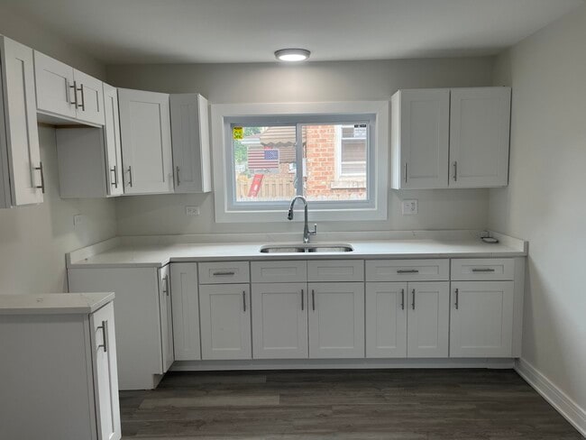 Photo - 13709 S School St