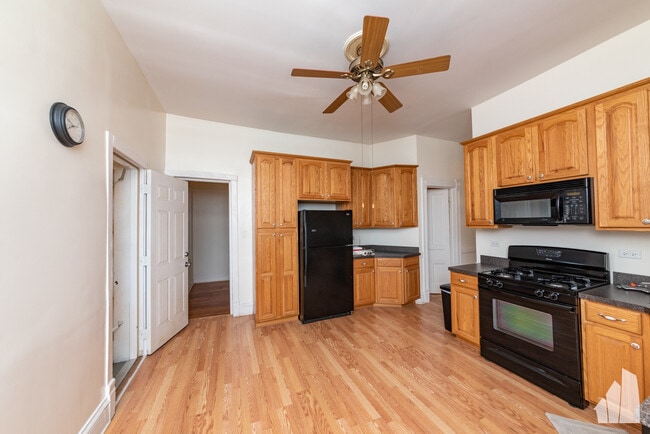 Building Photo - 3300 N Racine Ave Unit 03