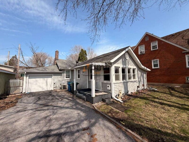 Building Photo - 707 E 118th St