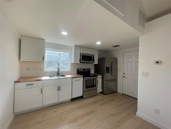 Photo - 1403 Newfield Ln