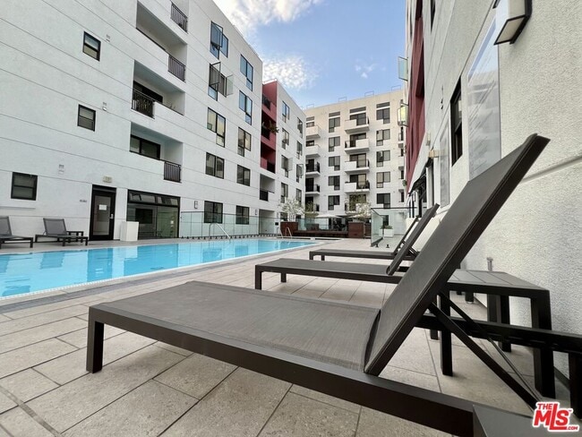 Building Photo - 1234 Wilshire Blvd Unit 526 Rental