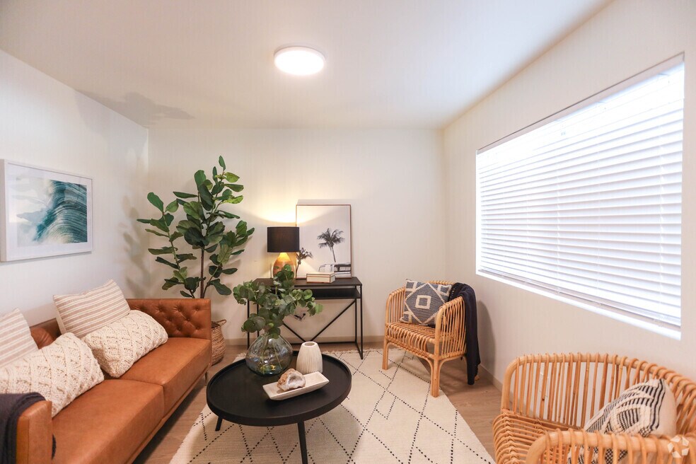 2BR, 2BA-908 SF