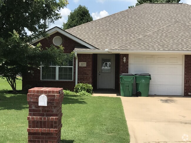 Building Photo - 227 Bluebonnet St Rental