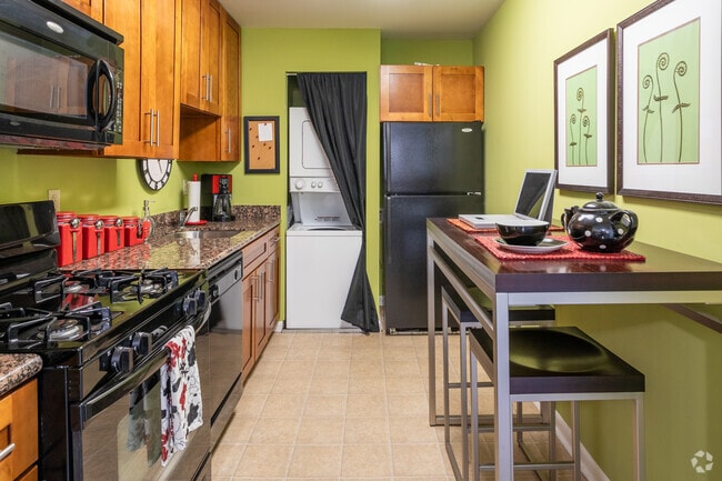 2BR, 1BA - 973 SF - Kitchen