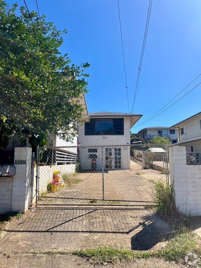 Building Photo - 3 Bedroom, 2 Bath Home in Kaimuki