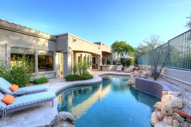 Building Photo - Luxury Lease! Rental