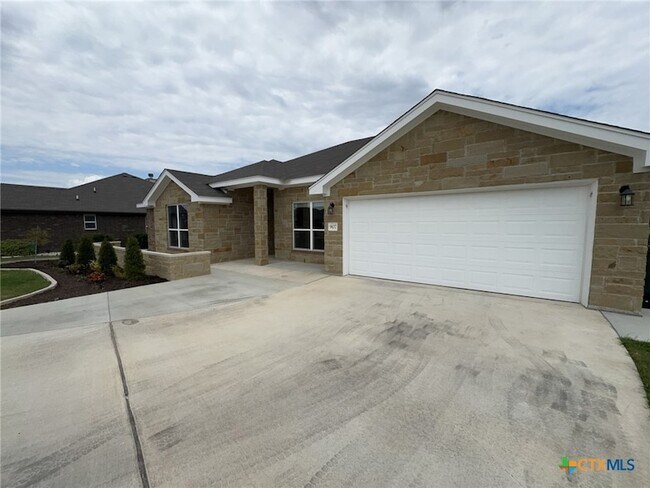 907 Holliday Dr