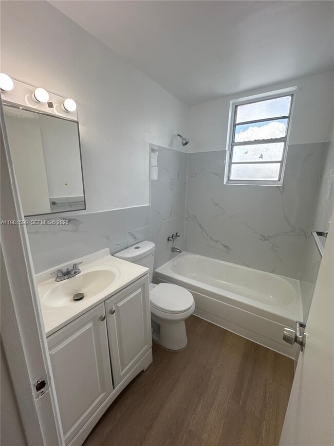 Building Photo - 2312 SW 17th St Unit 10