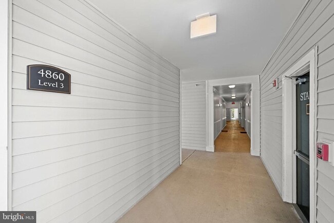 Building Photo - 4860 Eisenhower Ave Unit 391