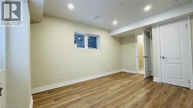 Photo - 290 Woodbine Ave