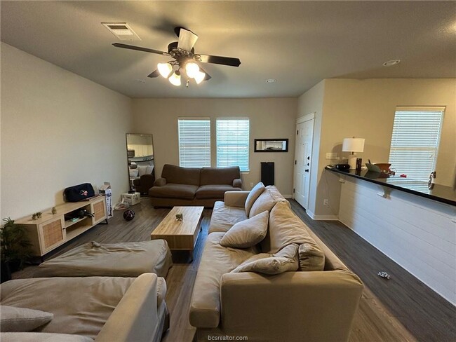 Photo - 419 Goldilocks Ln
