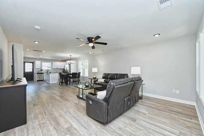 Photo - 146 N Trigg Ave