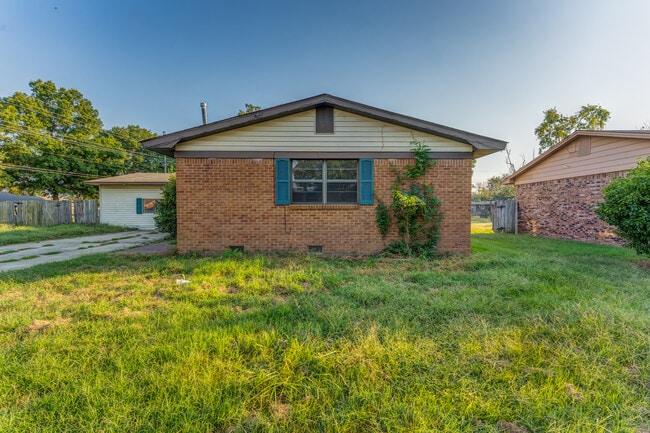 Photo - 121 W Pecan St