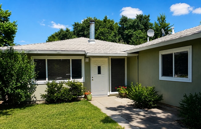 Building Photo - Spacious Single-Story Sheridan Home with Fireplace & Garage