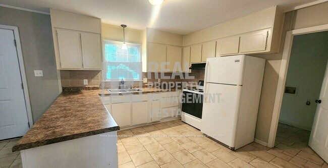Photo - 247 Riley Ave Unidad B