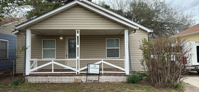 Building Photo - 1216 W James Ave