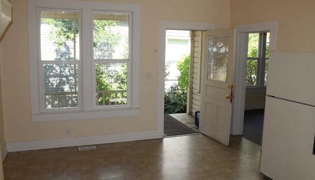 Photo - 6 bedroom, 2 bath home available in York Neighborhood!