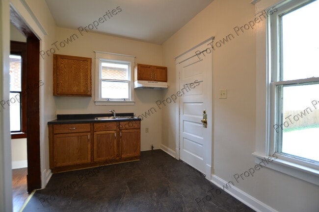 Photo - 463 S Ottawa St