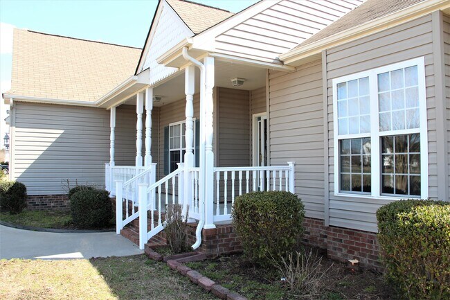 Photo - 205 Queenswood Blvd