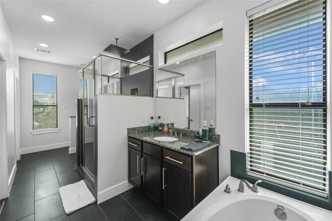 Building Photo - 2310 Webster St