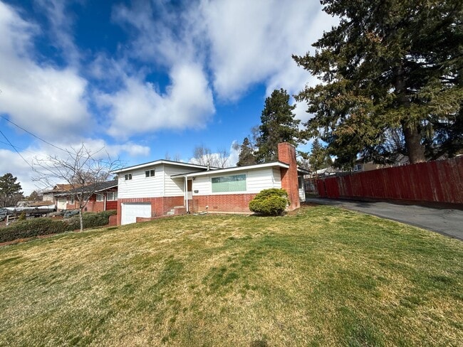 Building Photo - 3 Bedroom, 1.5 Bath House in Pacific Terrace neighborhood