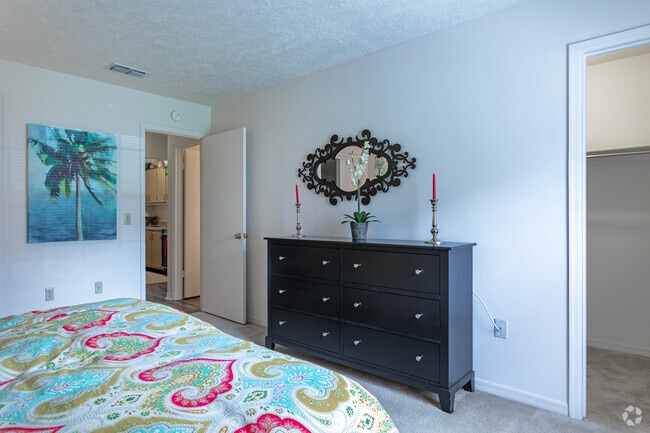 1BR, 1BA - 790SF - BL-4 - Lake Carlton Arms