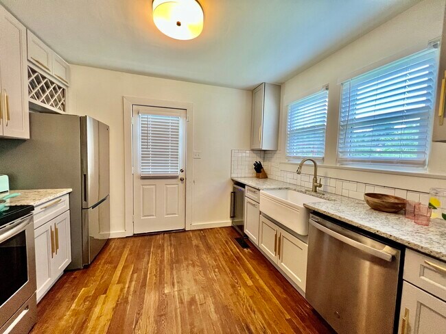 Photo - 1932 Fairwood Ave