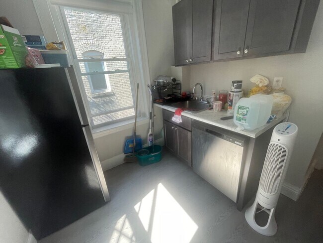 Photo - No fee Split 2 bed Stainless Kitchen CORNER unit , Su[er Bright Windows everywhere   HT Inc Stude...