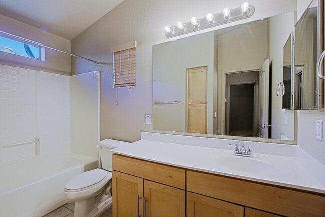 Photo - 2402 E 5th St