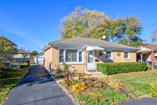 Building Photo - 10838 S Neenah Ave