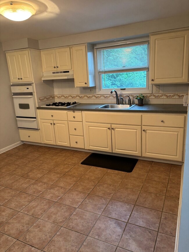 Building Photo - 118 Riverside Ave Unit FL2