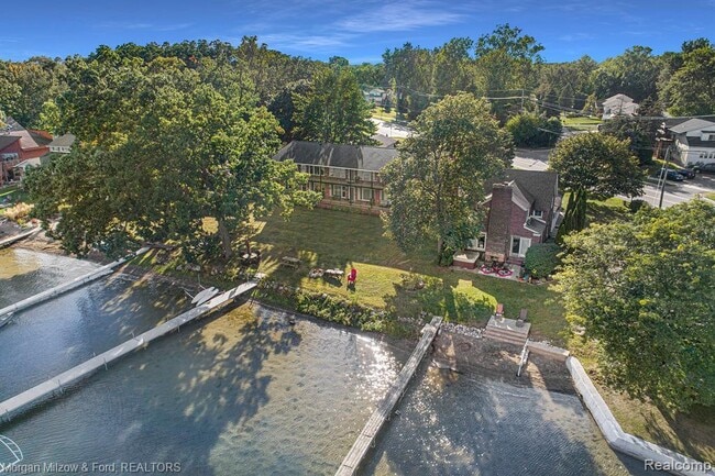 View of Front of Building from Lakefront - 5375 Cooley Lake Rd Unidad 3 Rental