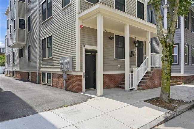 Building Photo - 613 E 6th St Unit 3