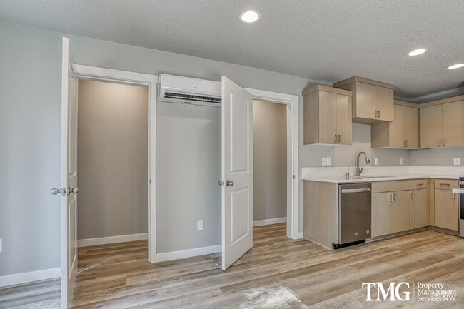 Photo - Gorgeous End Unit Townhome w/ 3 Bedroom 2.5 Bath!