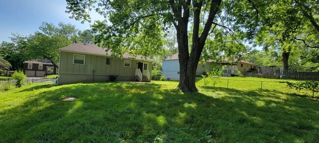 Photo - 3 bedroom 1 bath with fenced in Yard!