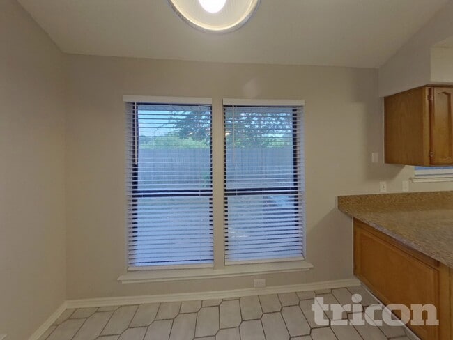 Photo - 1637 Woodhall Way