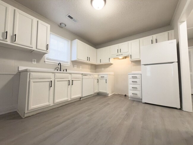 Building Photo - 836 White Oak Dr Unit C