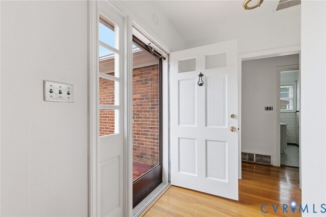 Photo - 525 James Ave